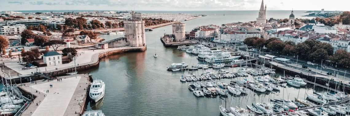 vue plongeante sur le vieux port de la rochelle et ses deux tours fortifiees