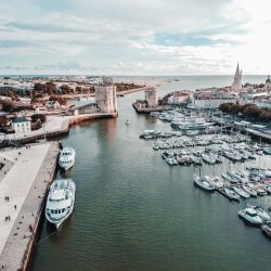 vue plongeante sur le vieux port de la rochelle et ses deux tours fortifiees